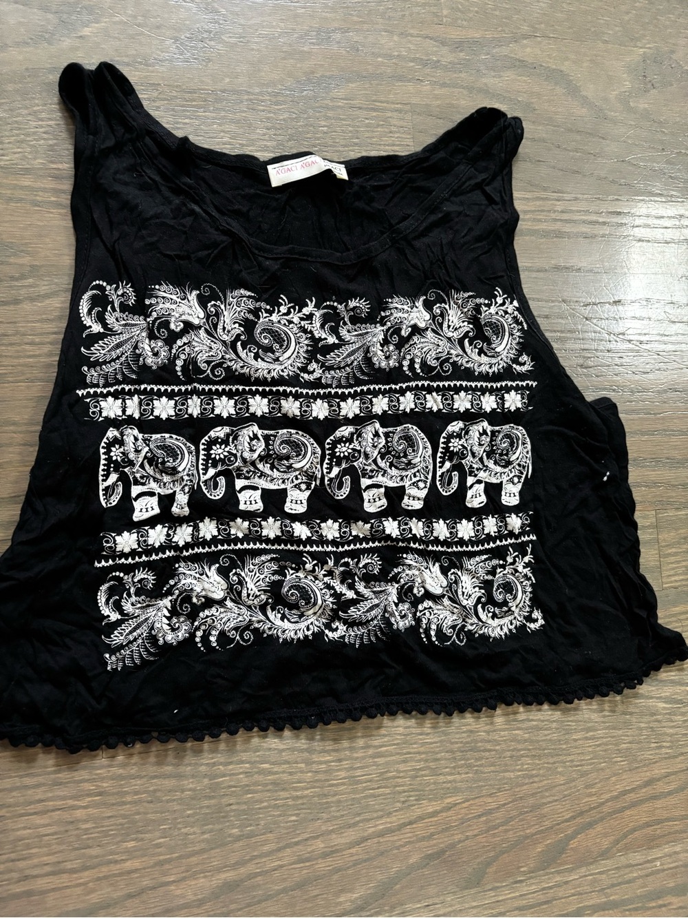A’gaci sleeveless crop top featuring a white ornamental elephant size L boho